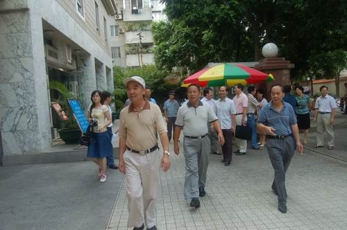 自治区交通厅黄华宽厅长廖小波副厅长李小林总工程师到我公司望州路北二里23号小区拆迁现场调研办公 - 企业要闻 - J9集团