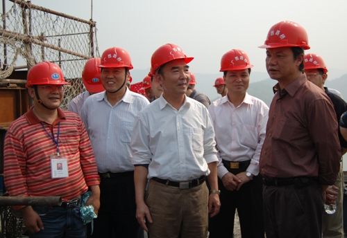 自治区交通厅黄华宽厅长、李小林总工程师视察罗天乐大桥 - 企业要闻 - J9集团