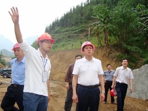 河池市市长谢志刚深入六河九标视察事情 - 企业要闻 - J9集团