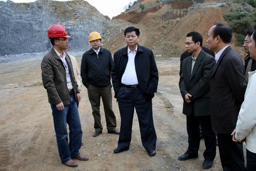 广西交通投资集团有限公司董事长余昌文一行冒雨莅临隆百4标 - 企业要闻 - J9集团