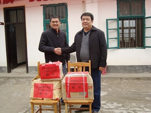 送智慧 送财产——广西J9集团总公司天下职工书屋送书到六宜路项目 - 企业要闻 - J9集团