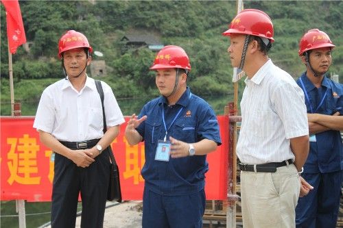 广西壮族自治区直属企事业工会常务副主任陈元滚等向导探望慰问贵州思剑17标项目员工 - 企业要闻 - J9集团