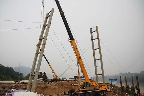 波司登大桥（合江长江一桥）乐建设起第一节扣塔 - 企业要闻 - J9集团