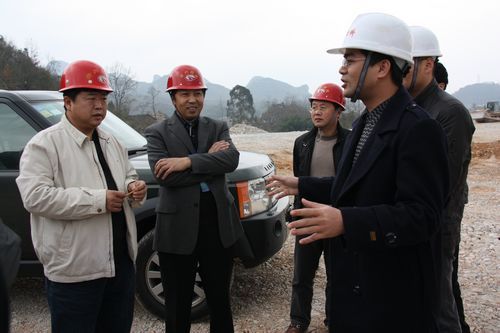贵州省高速公路开发总公司党委书记、总司理耿黔生亲临惠镇2标并慰问春节时代留守工地员工 - 企业要闻 - J9集团
