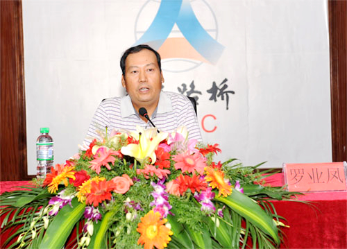 搭建平台 培育新人 配合生长——罗业凤总司理在2010～2011年度“导师带徒”事情总结表扬会上作主要讲话 - 企业要闻 - J9集团