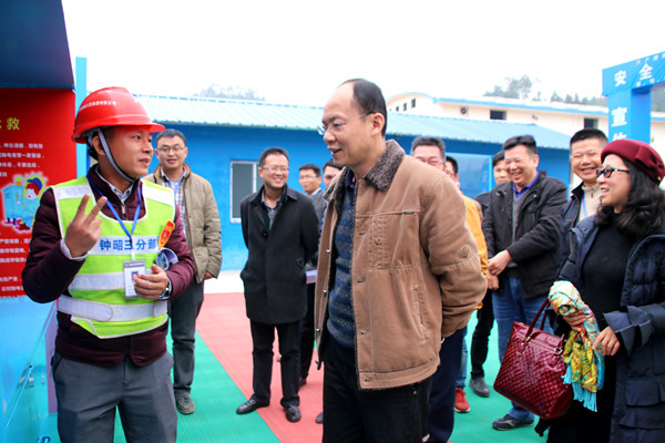 项目清静工程师向陆晓明（前排左二）先容清静体验中心.jpg
