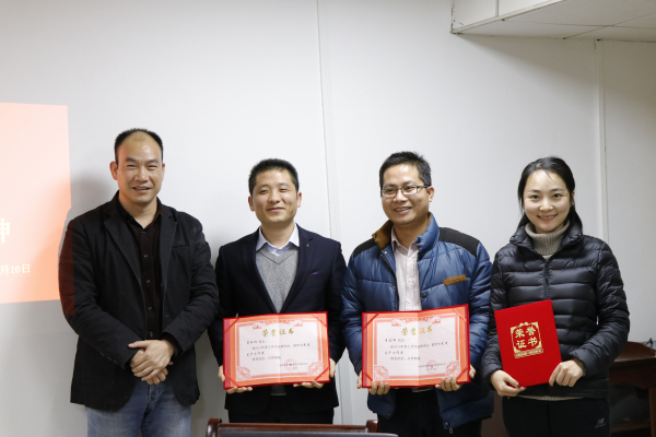 陈董为“先进生产事情者”揭晓声誉证书_编辑.jpg