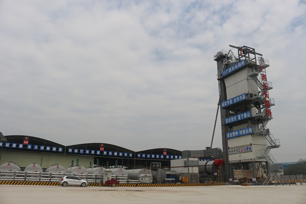 集团公司首套安迈5000型沥青拌和站在柳南11标顺遂焚烧  - 企业要闻 - J9集团
